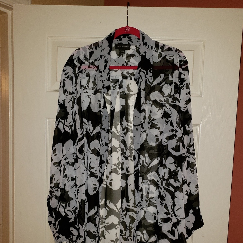 22/24 W Black and White Abstract Sheer Top